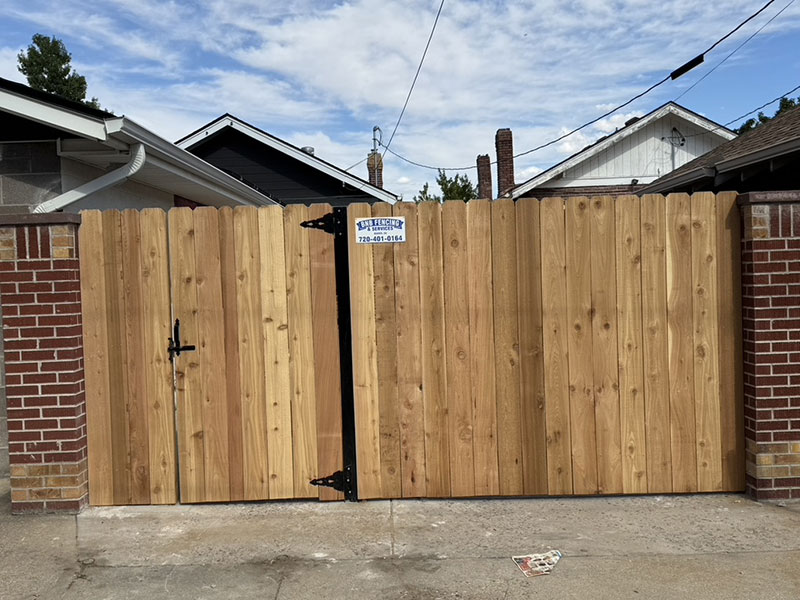 6 foot privacy fence with 4 foot gate